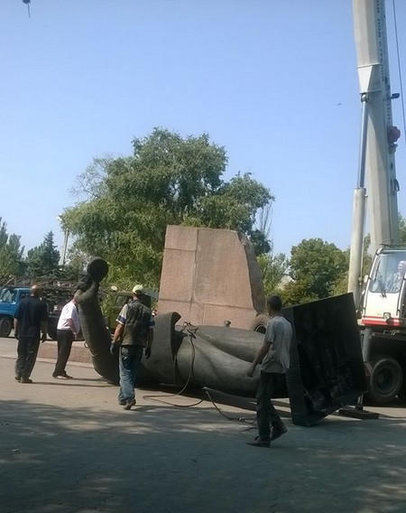 В Селидово демонтировали огромный памятник Ленину