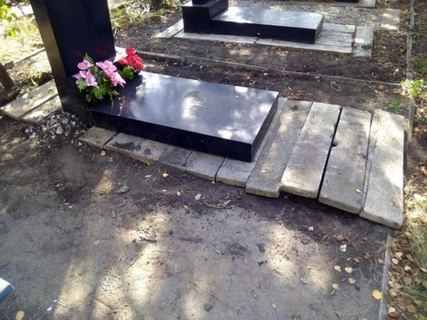 Житель Украинска разрушил надгробие ради куска металла