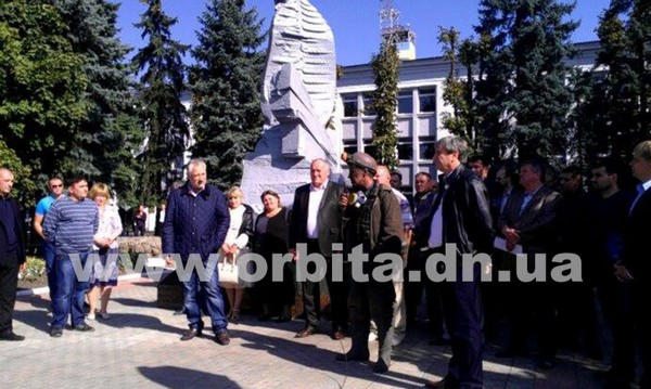 В Родинское к протестующим шахтерам прибыл губернатор Донецкой области