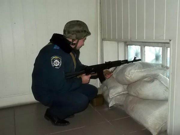 В Димитрове военные с милицией «освобождали» и «обороняли» административные здания