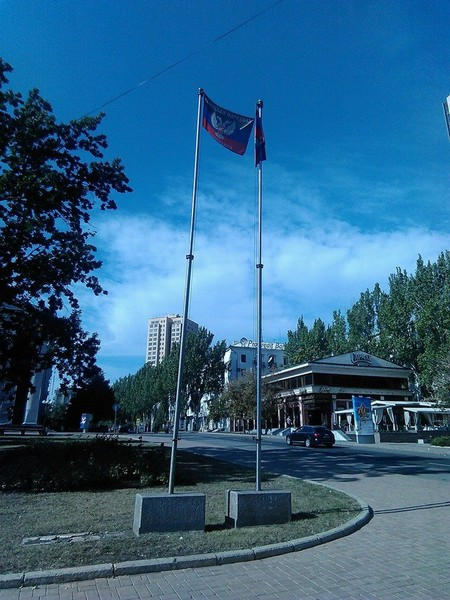 Куда в оккупированном Донецке подевались флаги «ДНР»