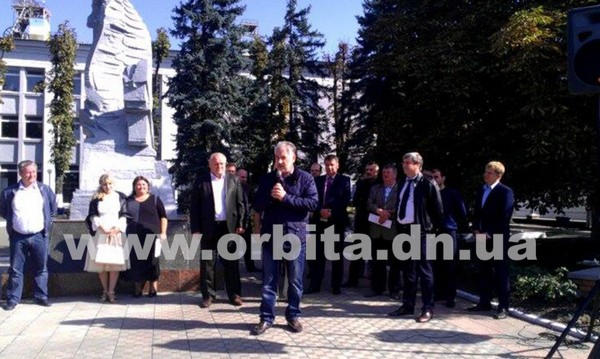 В Родинское к протестующим шахтерам прибыл губернатор Донецкой области