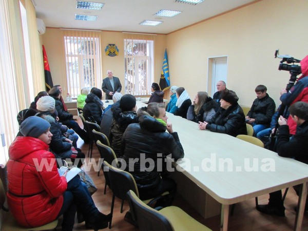 Под стенами ГП «Красноармейскуголь» разъяренные жены шахтеров требовали задолженность по зарплате