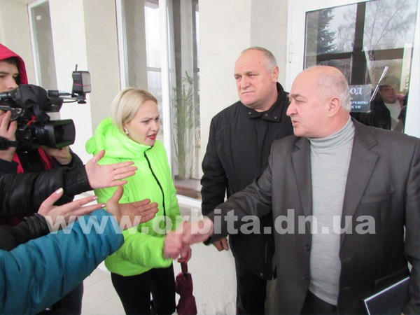 Под стенами ГП «Красноармейскуголь» разъяренные жены шахтеров требовали задолженность по зарплате