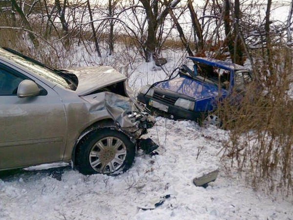 Под Красноармейском водитель «ВАЗа» протаранил автомобиль с полицейским и погиб на месте
