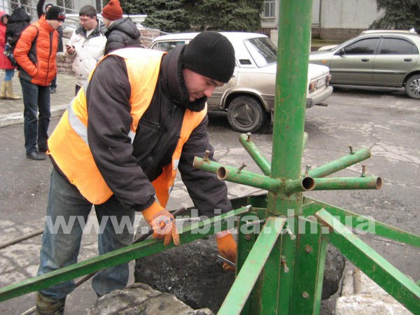 В Красноармейске начали устанавливать городскую елку: обещают закончить к четвергу