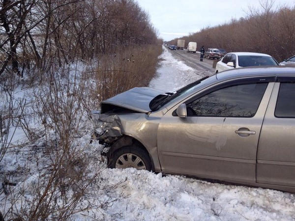 Под Красноармейском водитель «ВАЗа» протаранил автомобиль с полицейским и погиб на месте