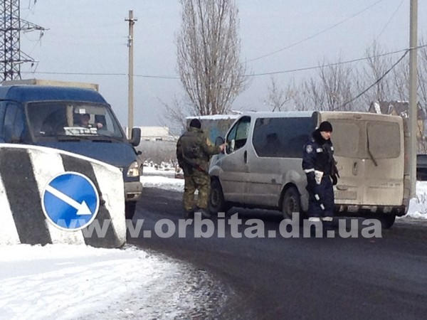 Блокпост на въезде в Красноармейск продолжает работу несмотря на сильные морозы