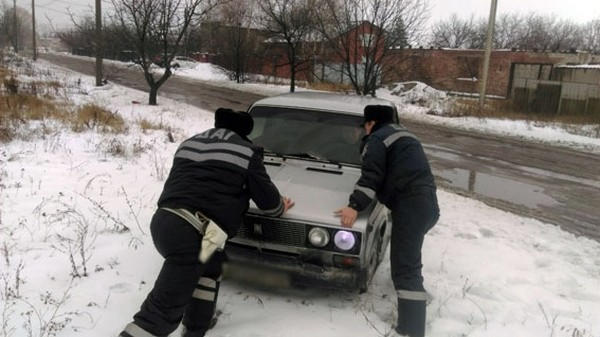 Как полицейские в Красноармейске толкали автомобиль «ВАЗ»