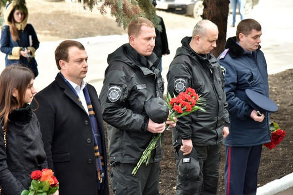 В Красноармейске торжественно открыли памятную доску героически погибшему милиционеру