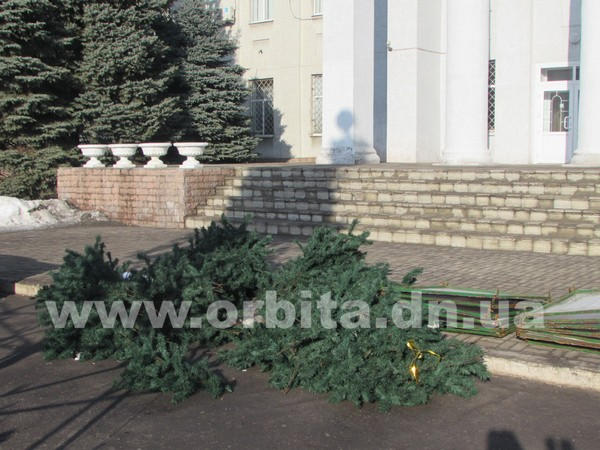 Главная новогодняя елка Красноармейска простояла более полутора месяцев