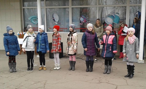 Школьники Димитрова подарили женщинам флешмоб