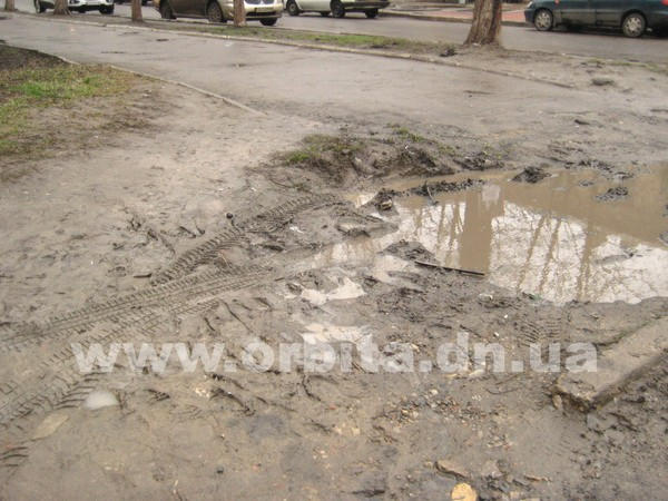Тротуары Красноармейска: вода по щиколотку и непроходимая грязь