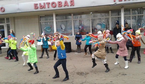 Школьники Димитрова подарили женщинам флешмоб