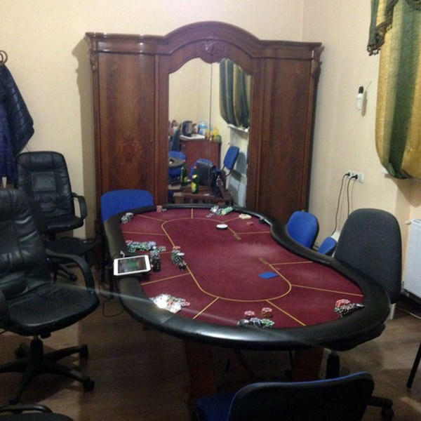 В Селидово выявлен подпольный покерный клуб, в котором играли по-крупному