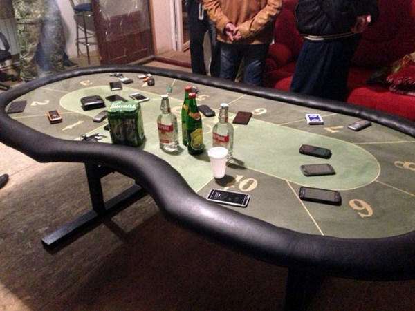 В Селидово выявлен подпольный покерный клуб, в котором играли по-крупному