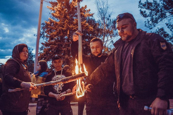 Годовщину незаконного референдума в Красноармейске отметили факельным шествием «Азова»