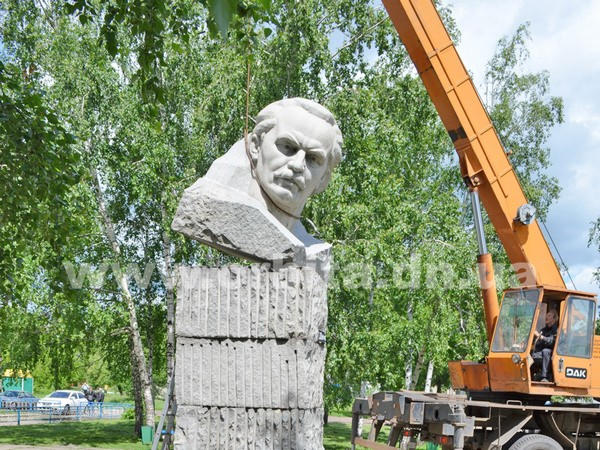 Декоммунизация в действии: в Мирнограде (Димитрове) демонтировали памятник Димитрову