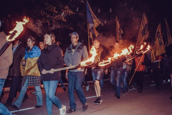 Годовщину незаконного референдума в Красноармейске отметили факельным шествием «Азова»