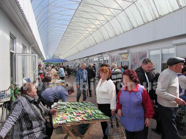 Борьба за рынок в Новогродовке продолжается: в ход пошли фуры, оружие и рукоприкладство