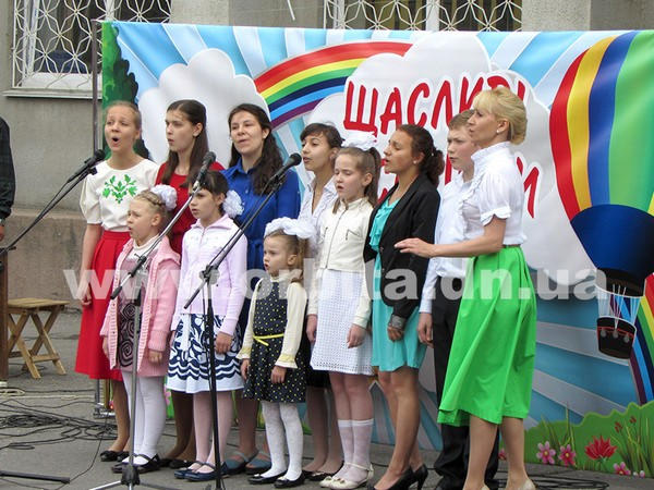 Детям Покровска подарили красочный праздник
