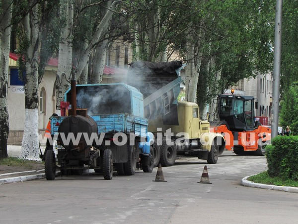Как в Покровске ремонтируют дороги и тротуары