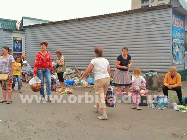 В Покровске рядом с кучами мусора продают продукты