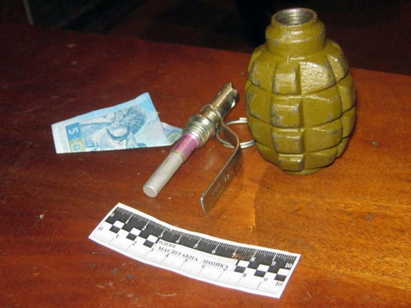 Селидовские полицейские обнаружили в кармане шорт у 28-летнего парня гранату