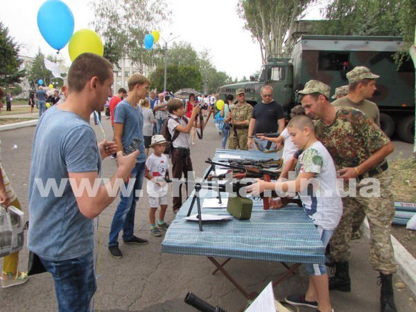 Бронетехника, митинг, концерт и выставки украсили День независимости Украины в Покровске