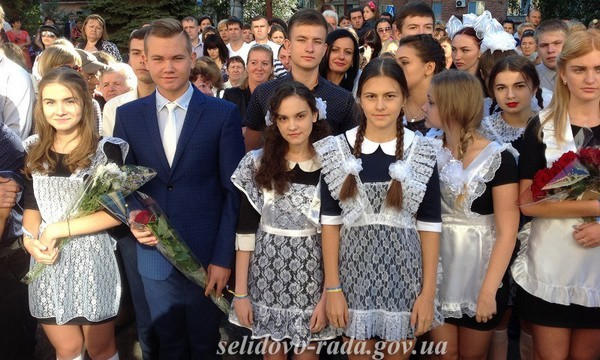 В школах Селидово и Украинска праздник Первого звонка оказался юбилейным