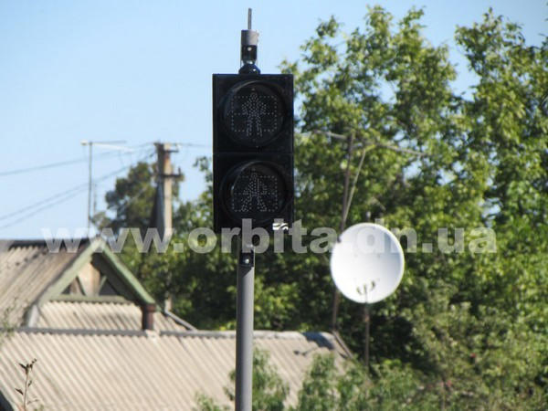 В Покровске началась установка современных светофоров