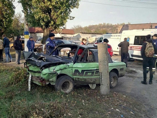 Пострадавших в результате ДТП в Мирнограде пришлось вырезать из автомобиля спасателям