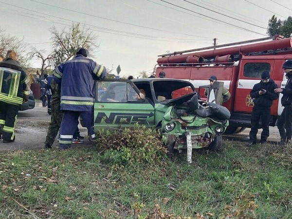 Пострадавших в результате ДТП в Мирнограде пришлось вырезать из автомобиля спасателям