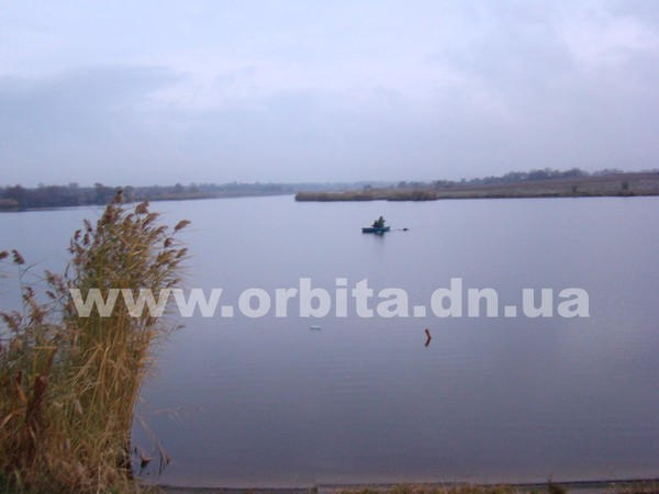 В Покровском районе второй день водолазы не могут найти утонувшего рыбака