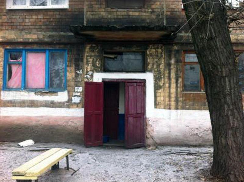 В Украинске 27-летнюю девушку выбросили из окна многоэтажки: пострадавшая скончалась в больнице