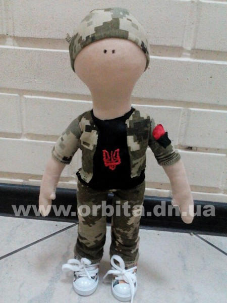 Жительница Покровска шьет патриотических кукол из ткани и помогает армии