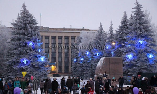 В Селидово торжественно открыли главную новогоднюю елку города