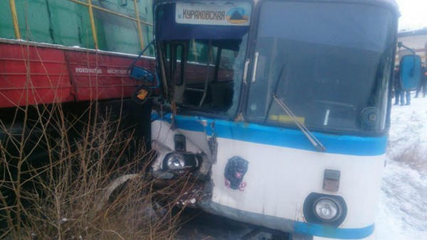 Автобус с работниками шахты «Кураховская» попал под поезд: есть пострадавшие