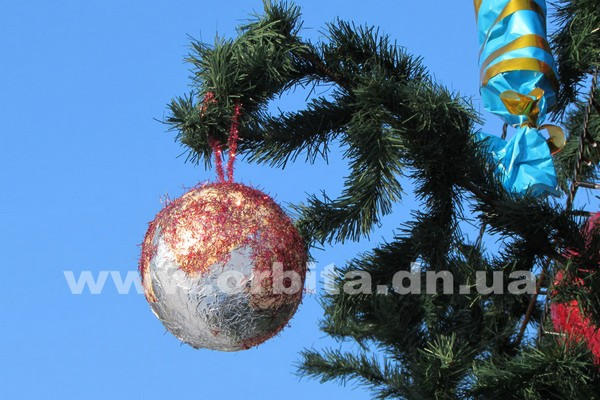 В Покровске нарядили городскую елку и ждут ее торжественного открытия
