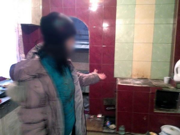 В Покровске мать избивала своих маленьких дочерей, чтобы они не мешали ей пьянствовать