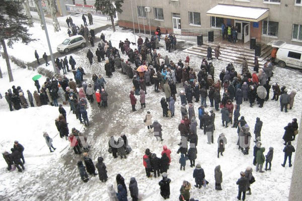 В Покровске люди собрались на митинг в поддержку мэра