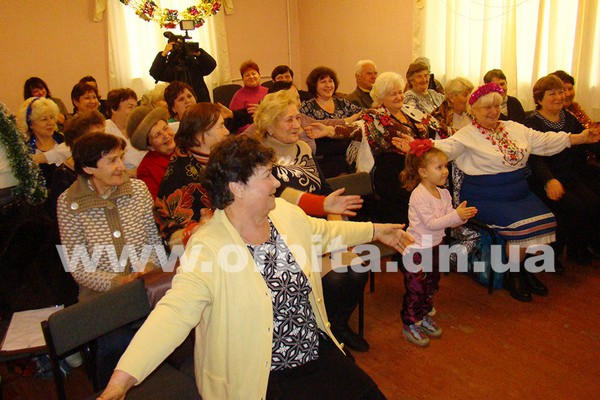 Пожилым жителям Покровска подарили новогодний утренник