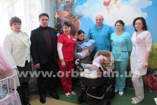 В Покровске для малыша, родившегося первым в новом году, устроили торжественную выписку из роддома