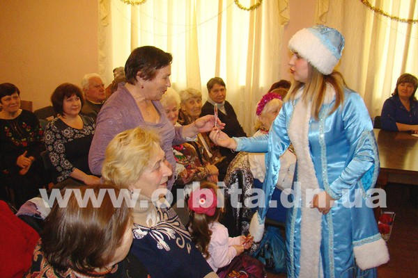 Пожилым жителям Покровска подарили новогодний утренник