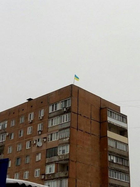 В Донецке водрузили украинский флаг