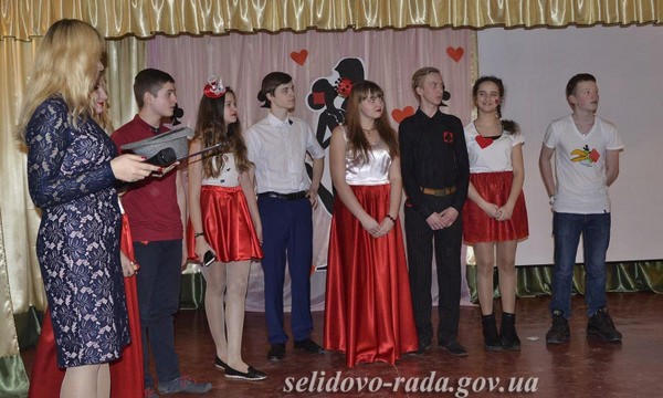 Школьники Горняка и Украинска съехались на зимний бал в Селидово