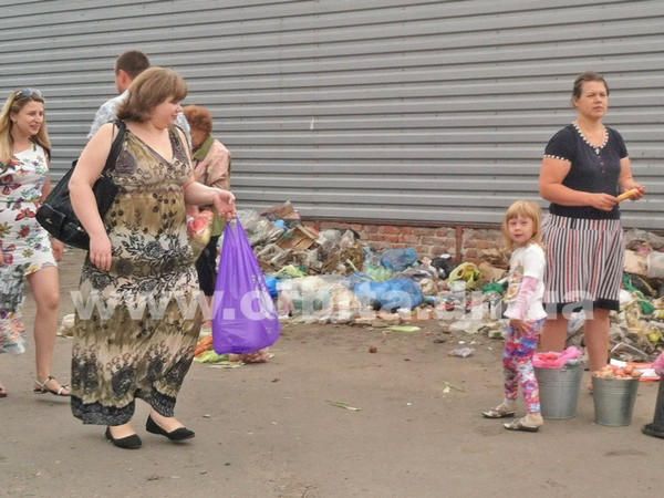 Почему улицы Покровска утопают в мусоре