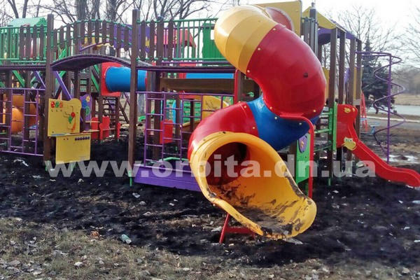 В Покровске новая современная детская площадка увязла в грязи