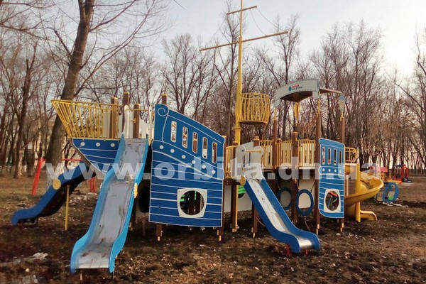 В Покровске новая современная детская площадка увязла в грязи