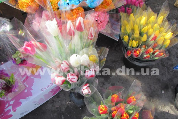 Сколько стоят цветы в Покровске накануне 8 Марта?